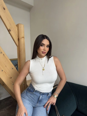 Beyaz Yarım Balıkçı Kolsuz Crop