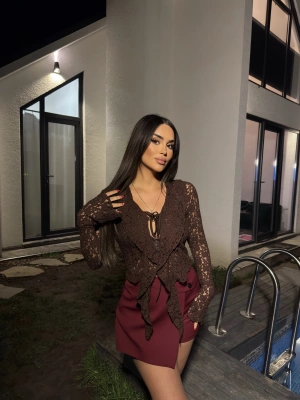 Kahverengi Ön Bağlamalı Dantel Bluz