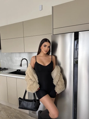 Siyah V Yaka Askılı Tulum