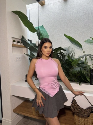 Pembe Dantel Boyundan Bağlamalı Asimetrik Bluz