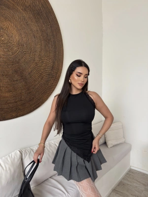 Siyah Dantel Boyundan Bağlamalı Asimetrik Bluz