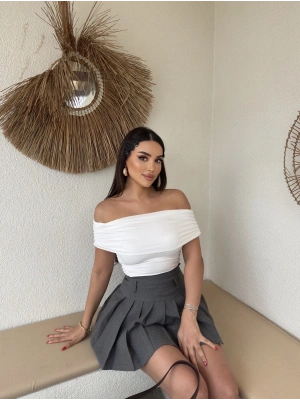 Beyaz Drapeli Madonna Yaka Crop