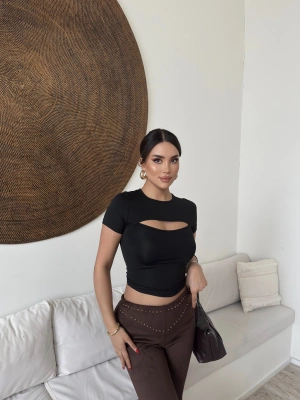 Siyah Pencere Detay Crop