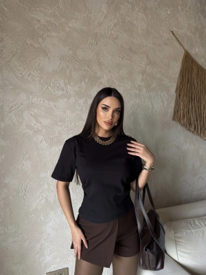 Siyah Pileli Arka Yırtmaç Crop Tshırt