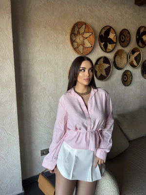 Pembe Gizli Düğme Bağlamalı Gömlek