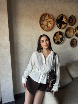 Beyaz Gizli Düğme Bağlamalı Gömlek