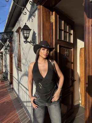 Siyah Tokalı Boyundan Geçirmeli Bluz