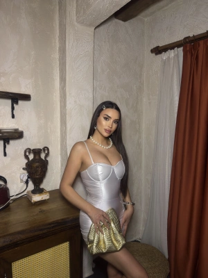 Beyaz Drapeli Mini Saten Elbise