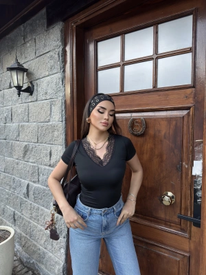 Siyah V Yaka Kısa Kol Dantel Bluz