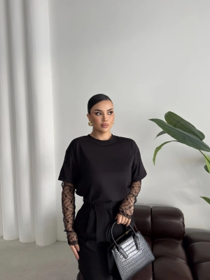 Siyah Kolları Güpürlü Tshirt