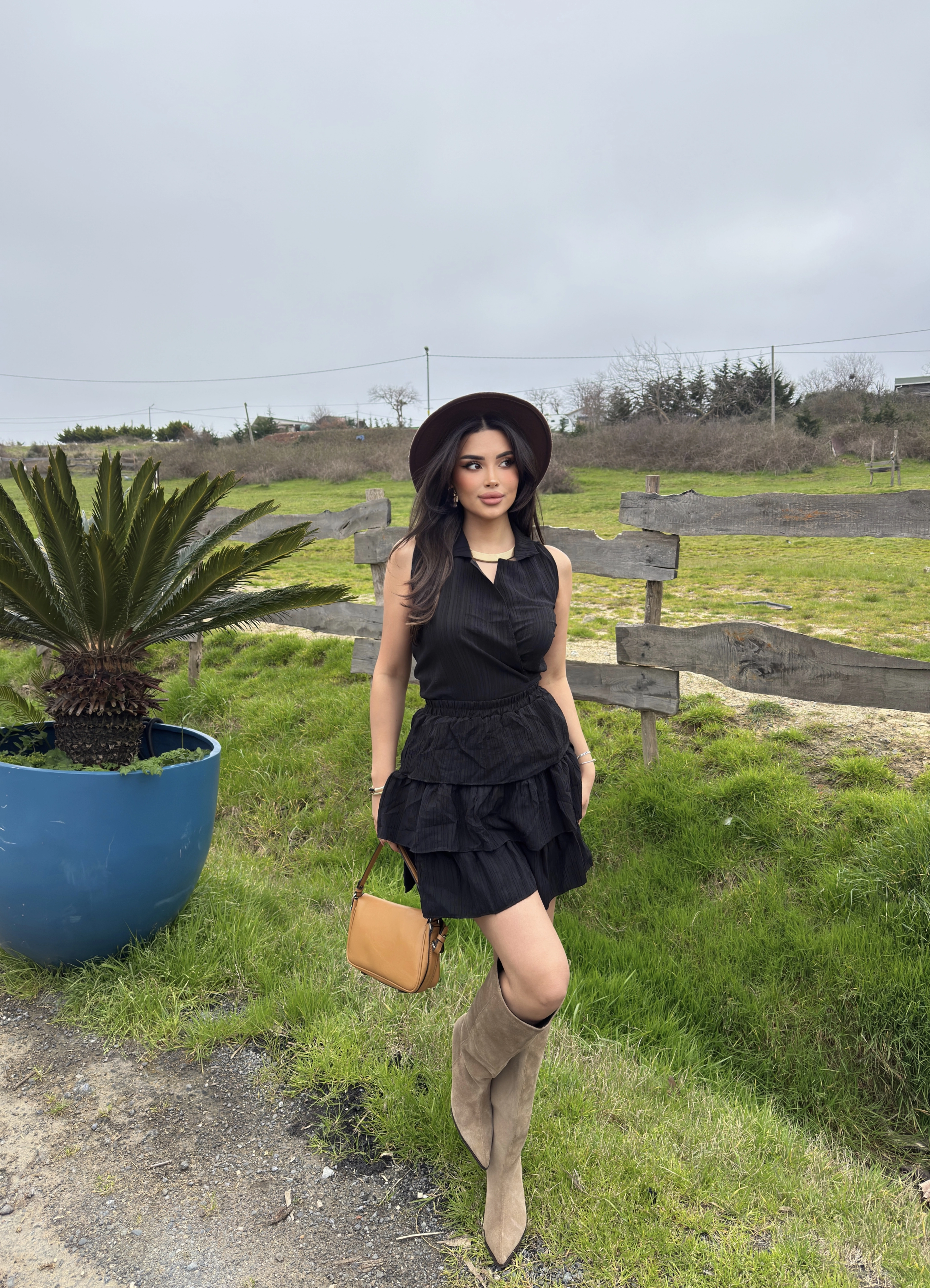 Siyah Gömlek Yaka Bağlamalı Kolsuz Etek Takım