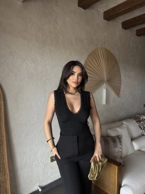 Siyah V Yaka Brode Dalgıç Crop