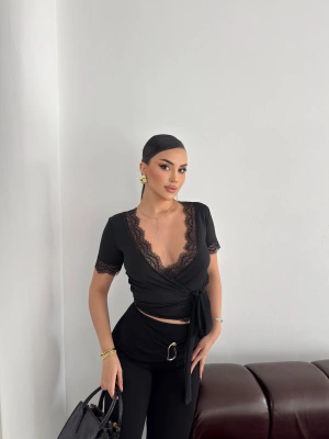 Siyah Kruvaze Bağlama Dantelli Crop