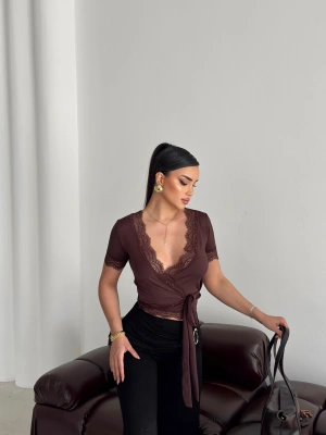 Kahverengi Kruvaze Bağlama Dantelli Crop