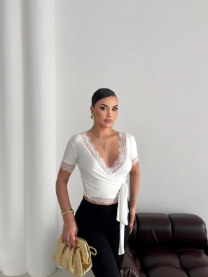 Beyaz Kruvaze Bağlama Dantelli Crop