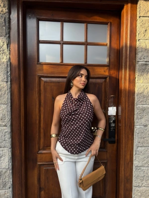 Kahverengi Puantiyeli Boyundan Geçirmeli Bluz