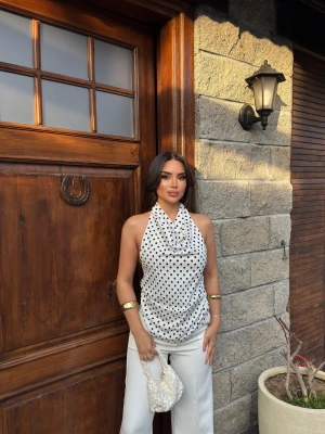 Beyaz Puantiyeli Boyundan Geçirmeli Bluz