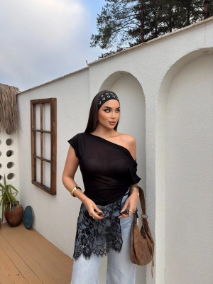 Siyah Kayık Yaka Transparan Bluz