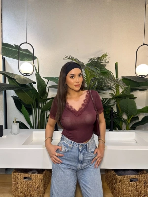 Mürdüm Transparan V Yaka Kısa Kol Dantel Bluz