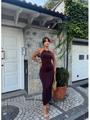 Kahverengi Halter Yaka Aksesuarlı Uzun Elbise