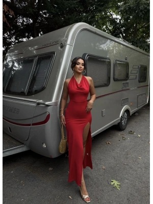 Kırmızı Sırt Detay Degaje Yaka Uzun Elbise