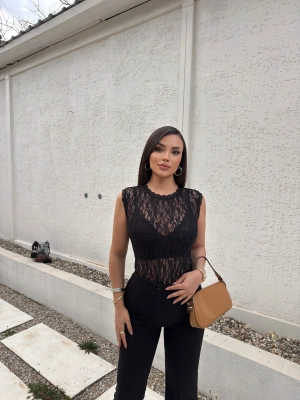 Siyah Bisiklet Yaka Dantel Bodysuit