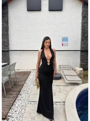 Siyah Aksesuarlı Sırt Detay Tasarım Elbise