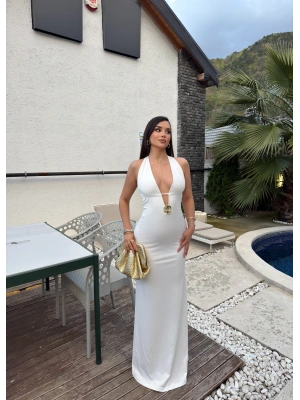 Beyaz Aksesuarlı Sırt Detay Tasarım Elbise