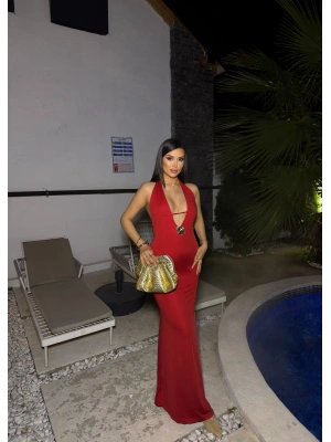 Kırmızı Aksesuarlı Sırt Detay Tasarım Elbise