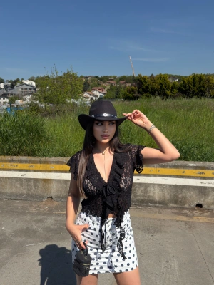 Siyah Önü Fırfırlı Tasarım Crop