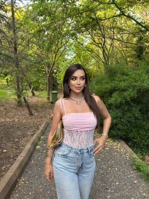 Pembe Güpür Detay Bodysuit