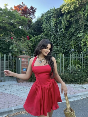 Kırmızı Boyundan Bağlamalı Korseli Saten Elbise