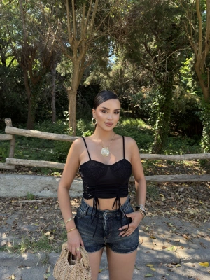 Siyah Büzgülü Dantel Detay Crop