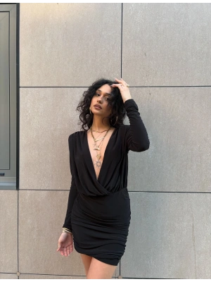 Siyah Kruvaze Yaka Vatkalı Elbise