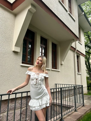 Beyaz Göğüs Bağcıklı Mini Elbise