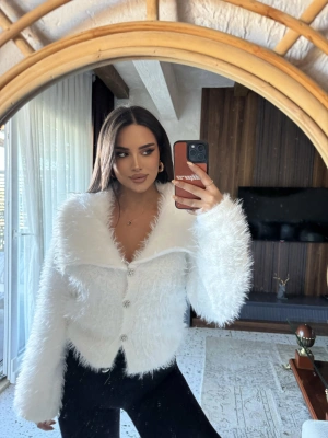 Beyaz Polo Yaka Taşlı Yumoş Kazak