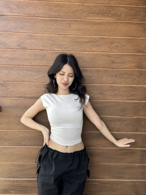 Beyaz Sırt Detay Basic Crop