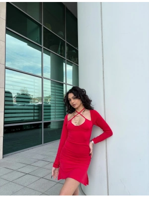Kırmızı Boyundan Bağlamalı Yırtmaçlı Mini Elbise