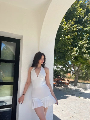 Beyaz Boyundan Geçirmeli Şortlu Tasarım Elbise