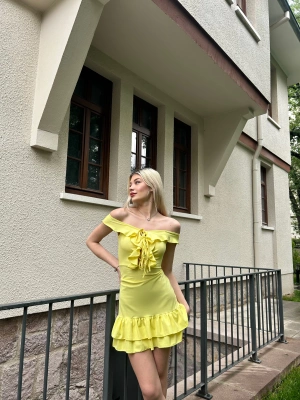 Sarı Göğüs Bağcıklı Mini Elbise