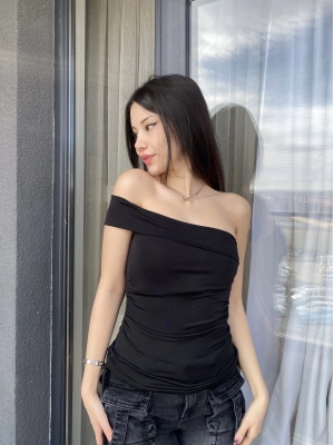 Siyah Büzgü Detay Madonna Bluz