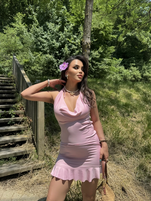 Pembe Degaje Yaka Boyundan Bağlamalı Büzgülü Elbise