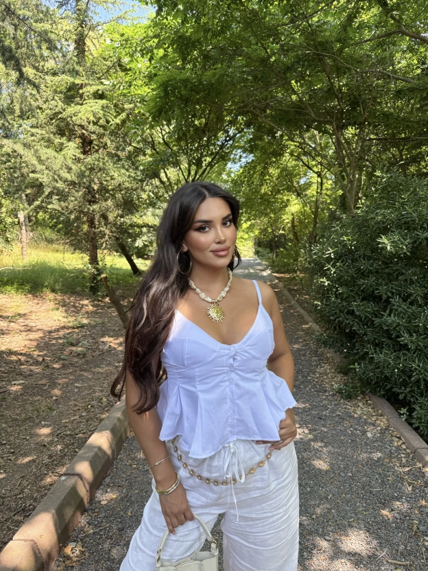 Beyaz Askılı Düğme Detay Basic Bluz