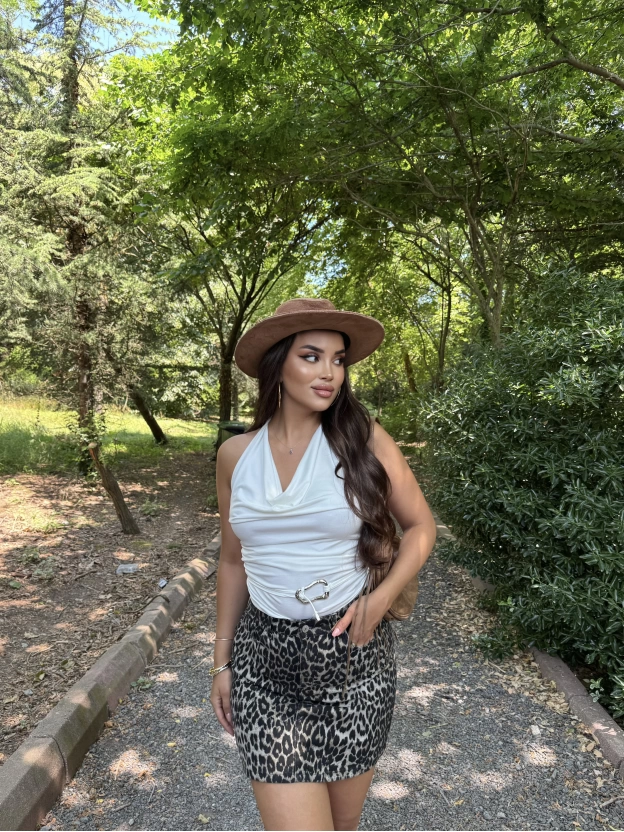 Beyaz Degaje Yaka Toka Detay Bluz