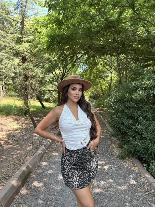 Beyaz Degaje Yaka Toka Detay Bluz