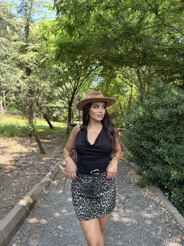 Siyah Degaje Yaka Toka Detay Bluz