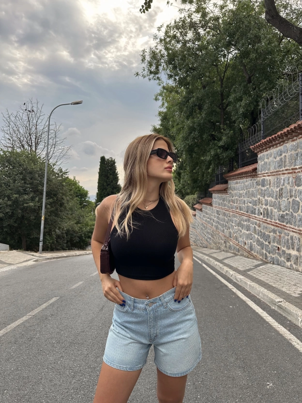 Mavi Taş Detay Kot Şort