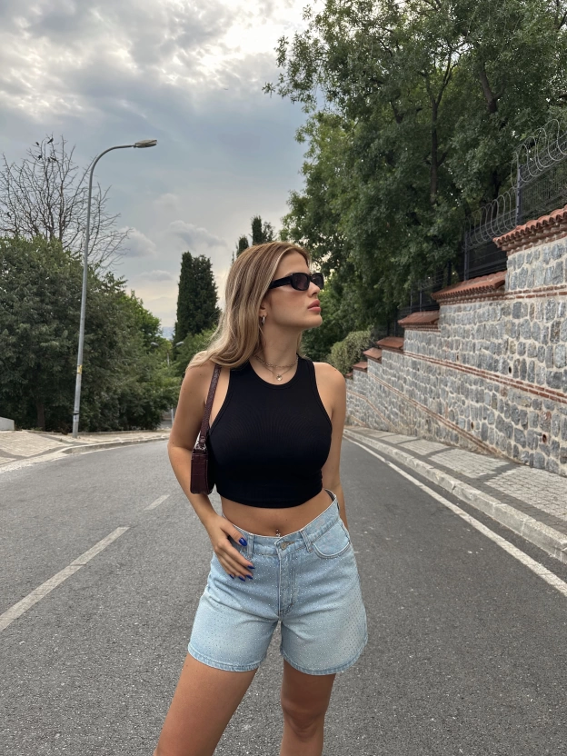 Mavi Taş Detay Kot Şort