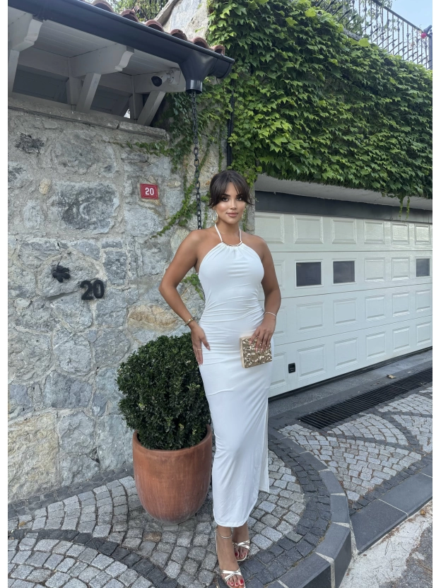 Beyaz Halter Yaka Aksesuarlı Elbise