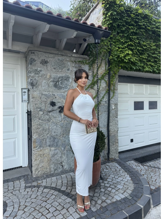 Beyaz Halter Yaka Aksesuarlı Elbise